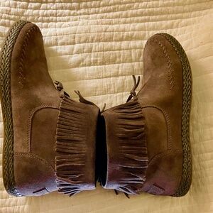 UGG KENNADI Taupe Brown Suede Fringe Ankle Booties Size 9.5 LIKE NEW